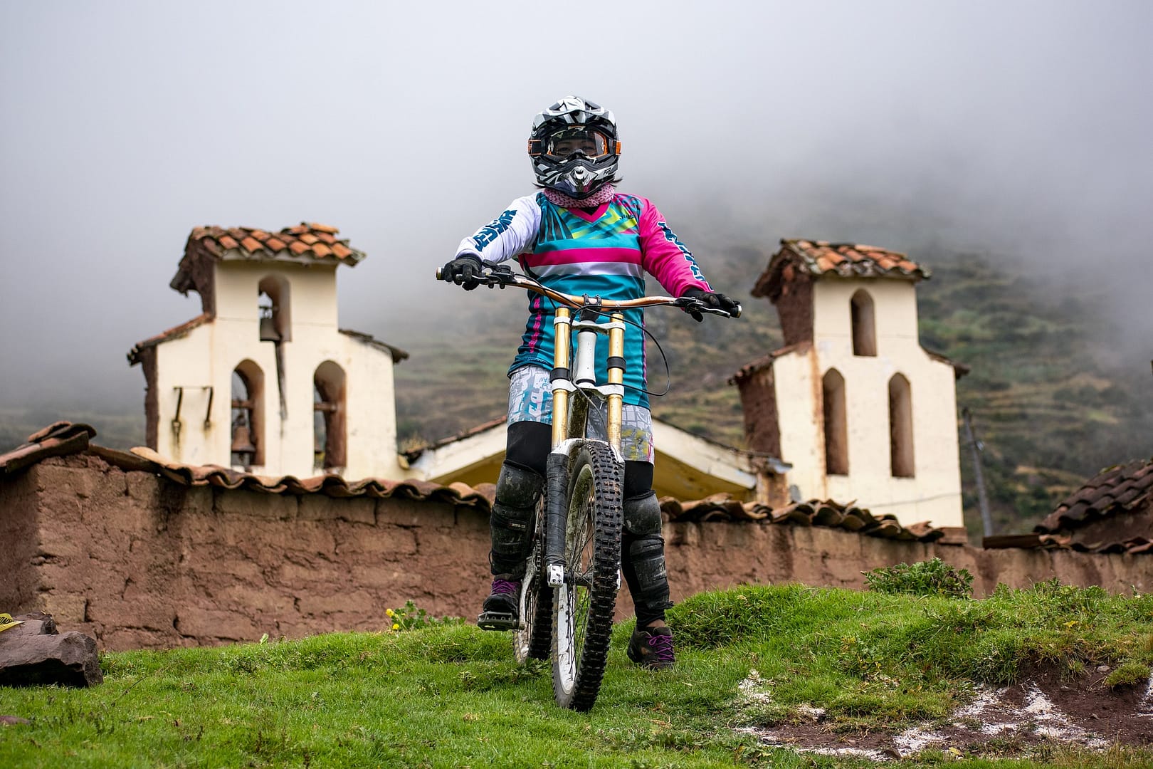 Ruta de ciclismo y ciclo montañismo en Zipacón durante estadía en alquiler de cabaña